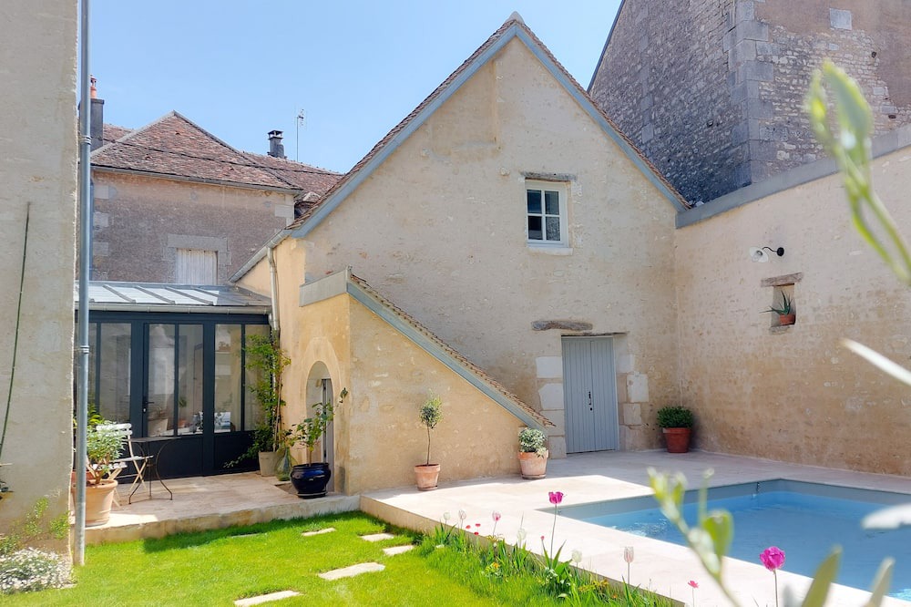Coulanges-la-Vineuse Bed & Breakfast | Hébergement Indépendant Dans Maison Avec Piscine, au Coeur du Vignoble