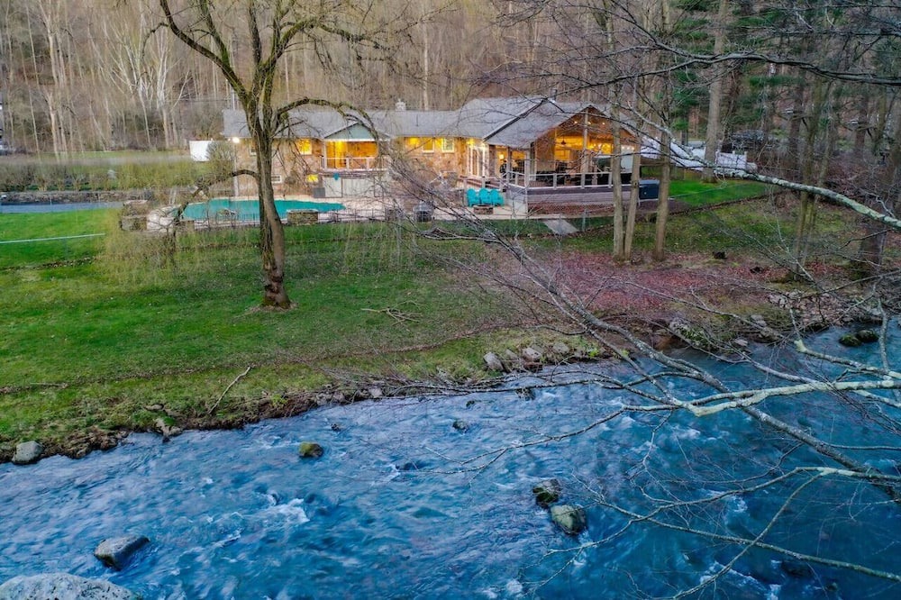 Friendsville House | Waterfront, Pool, Hottub - Deep Creek Lake & Wisp