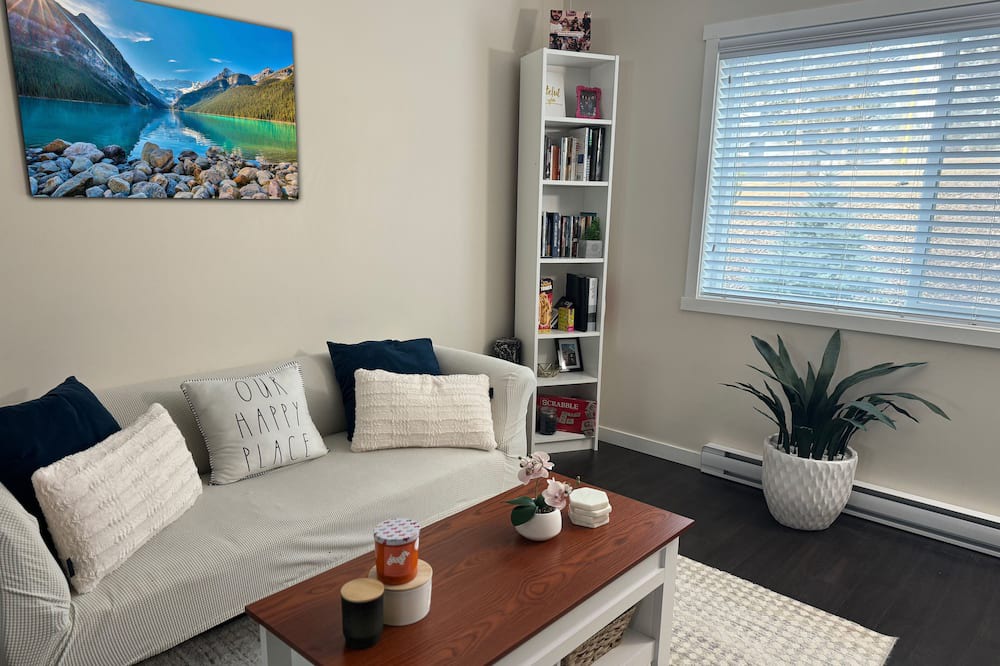 Williams Lake House | Cozy Bedroom in Williams Lake