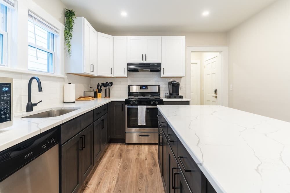 Montclair Apartment | 2 Bedroom, 2 Bathroom + Office/den in Montclair! Laundry, Parking, Pets welcome!