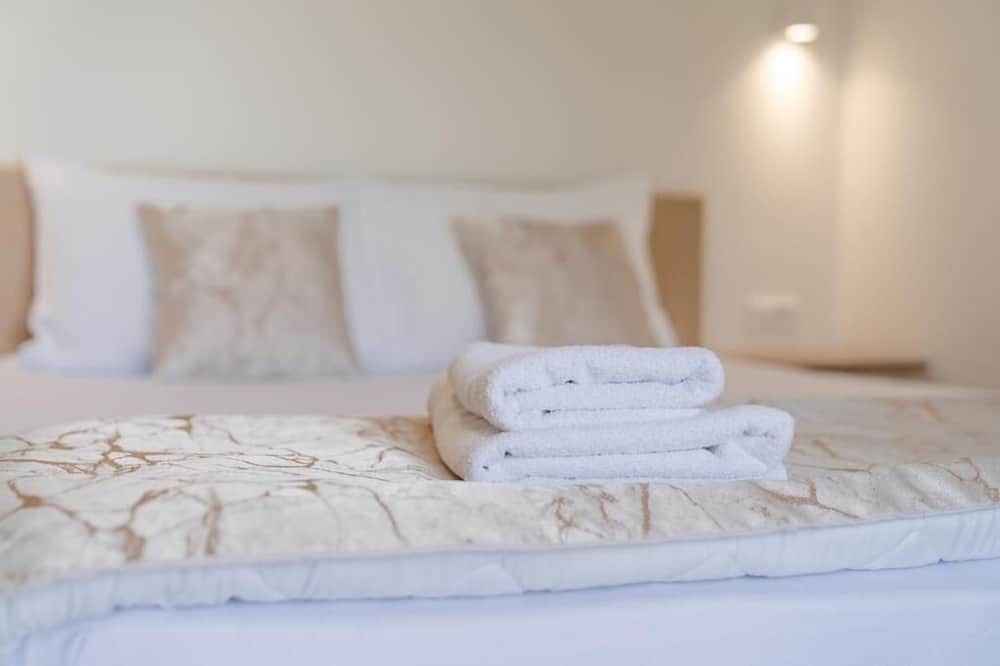 Ohrid Villa | Deluxe Double Room with Balcony and lake View with AC frege,free parking wifi