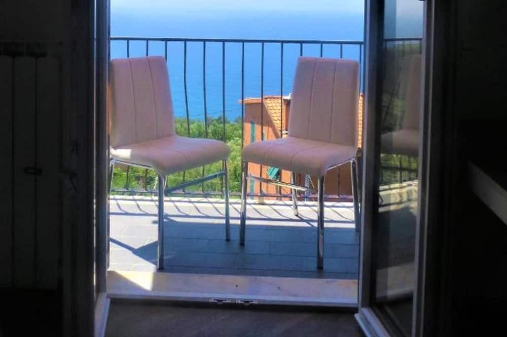 Volastra Apartment | Apartment 'Creuza' with Sea View, Wi-Fi and Air Conditioning