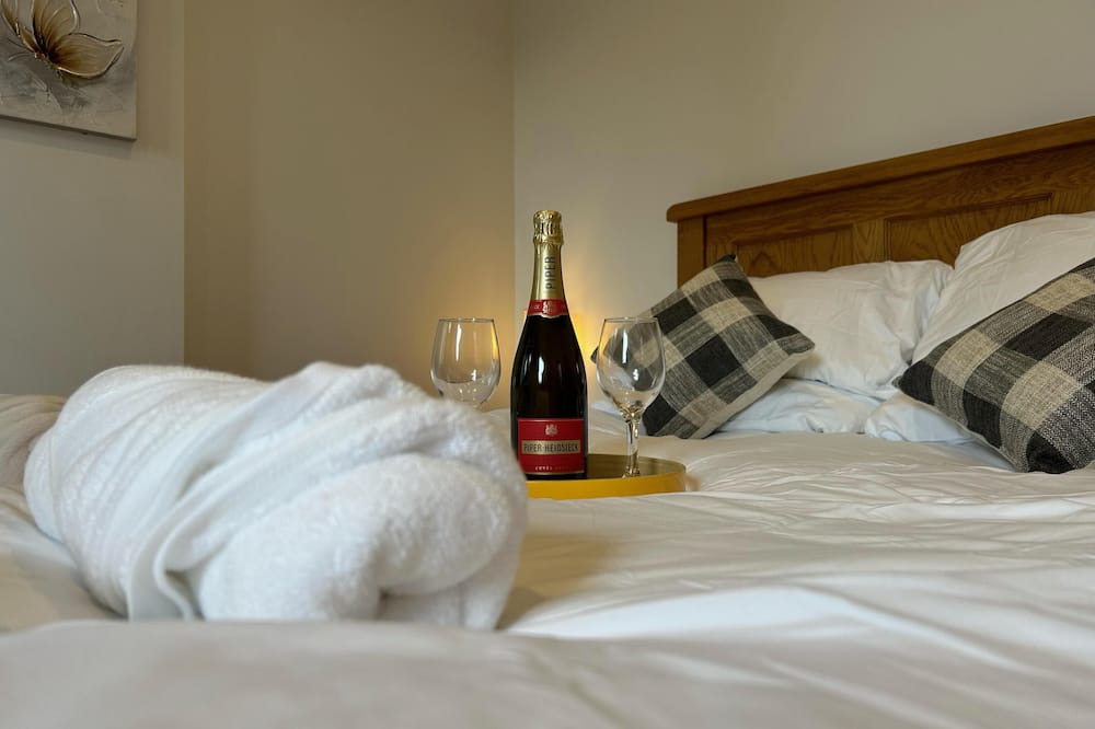 Farley Cabin | Romantic Countryside Couples Cabin with King bed