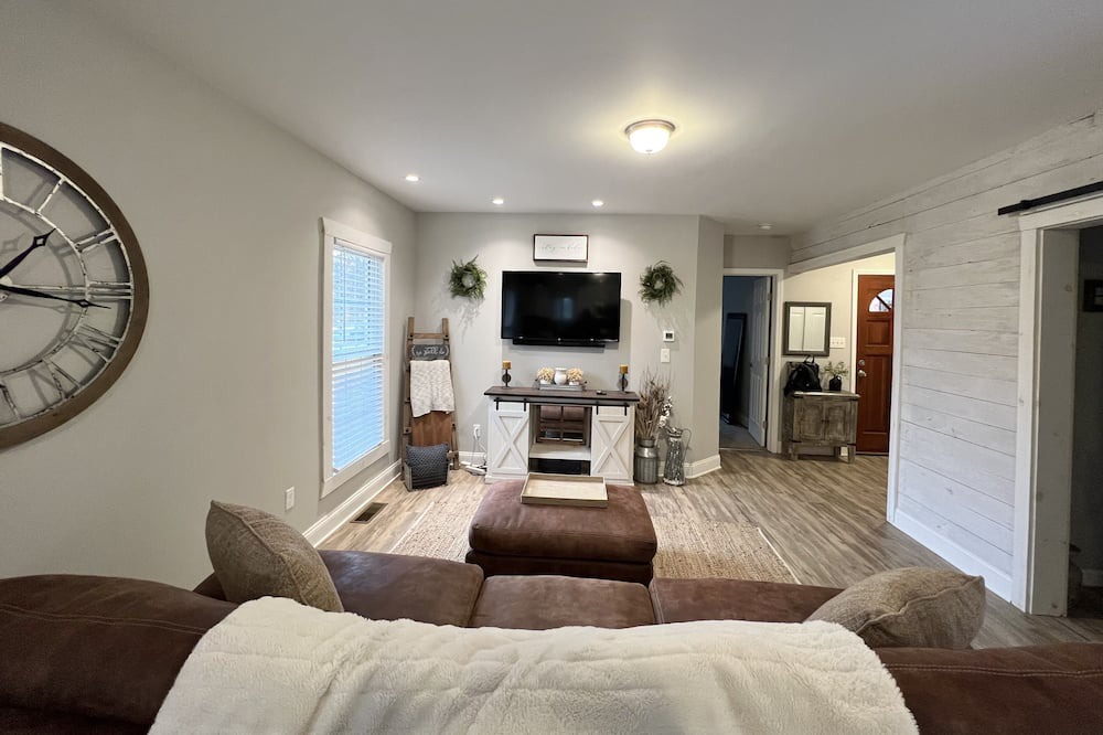 Florence House | Centrally located a skip from downtown Cincinnati and just North of the Ark!