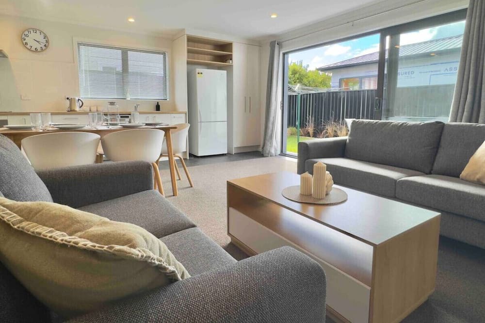 Hamilton House | Modern Retreat with King Bed - By KOSH BNB