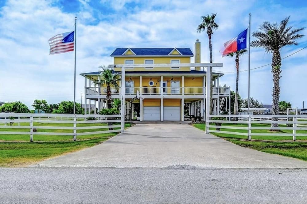 Galveston House | Spacious 5 bedroom house minutes from the beach/walking distance to the bay.