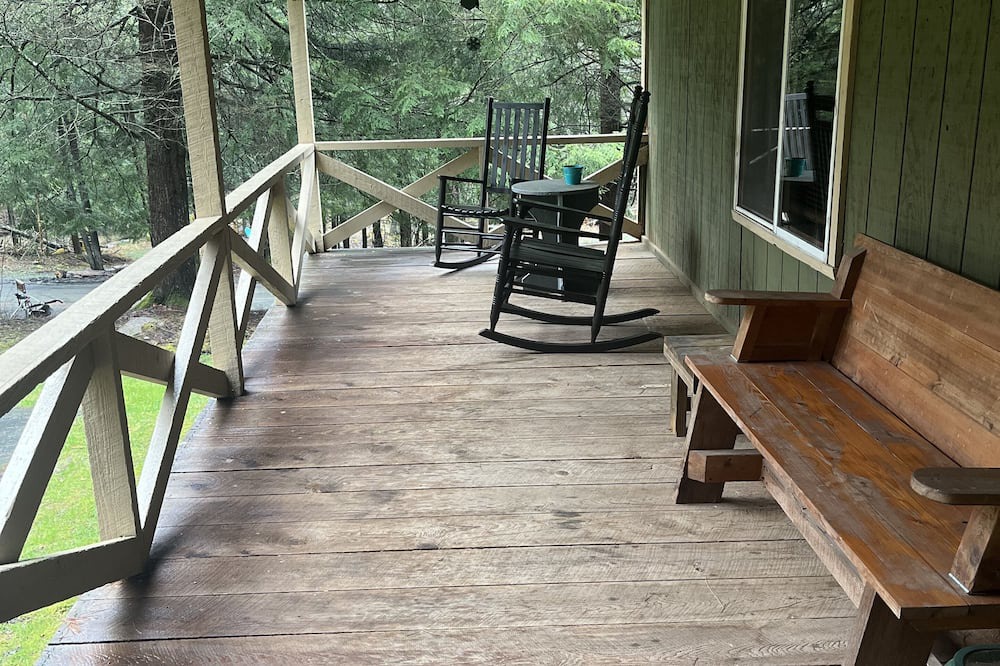 Montrose Cabin | Charming cabin with creek, fire pit. Pet friendly! Walkable to Salt Springs Prk