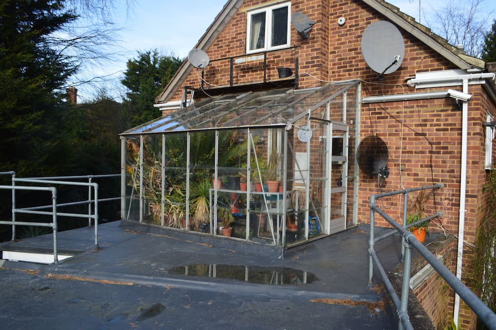 Weybridge House | Weybridge shared house in very upmarket area where celebs live.