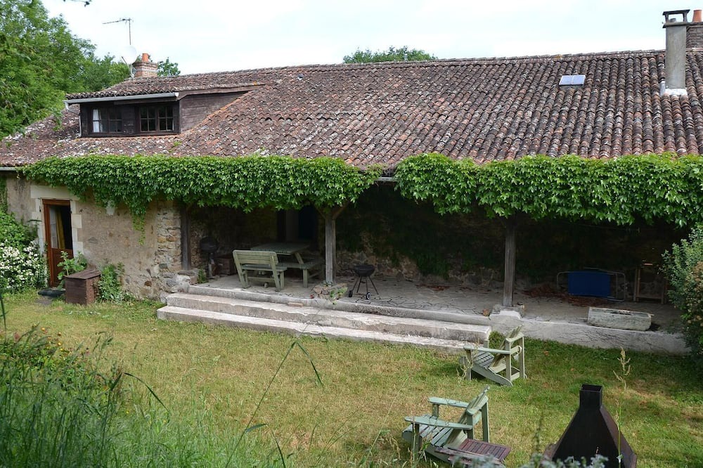Luchapt House | Holiday Home 'Gîte Le Noyer' with Private Terrace, Private Garden and Wi-Fi
