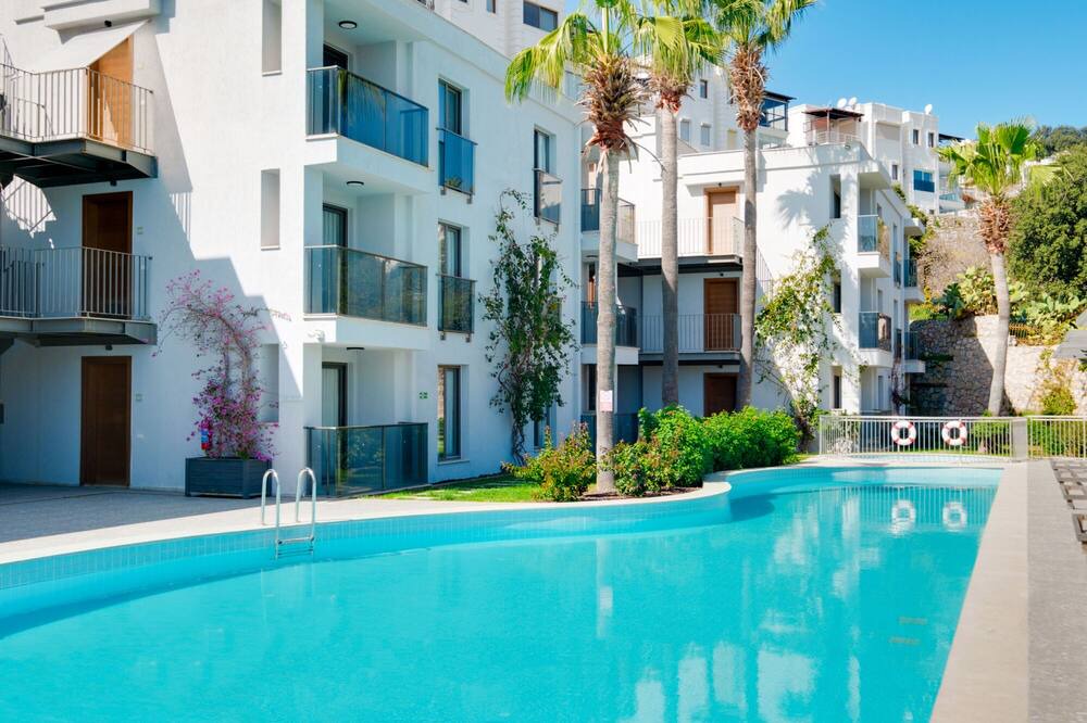Bodrum City Center Apartment | Stylish Flat w Pool n Balcony 5 min to Beach