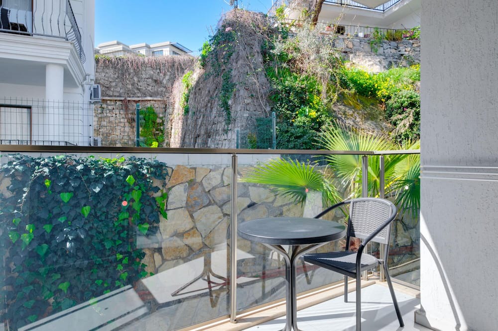 Bodrum City Center Apartment | Residence with Balcony Shared Pool 5 min to Beach
