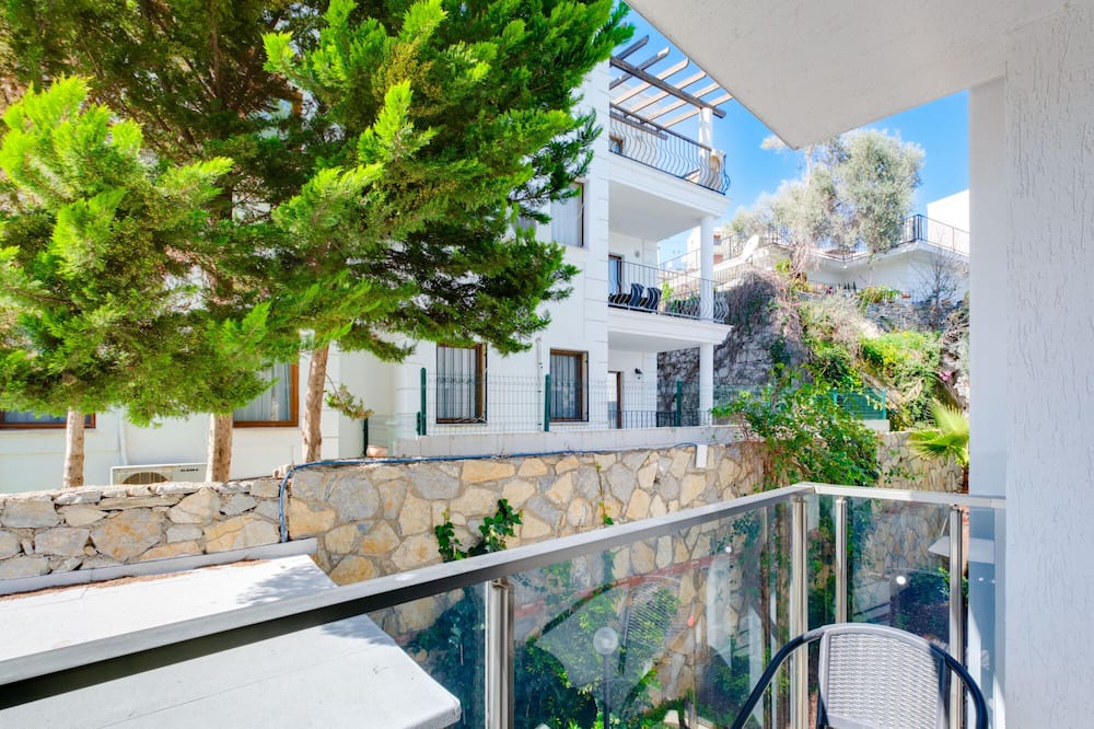 Bodrum City Center Apartment | Residence with Balcony Shared Pool Near Beach