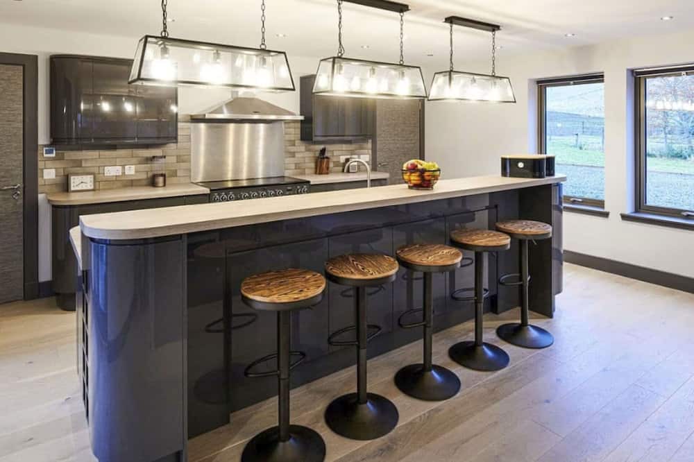 East Lewiston Villa | Stunning private villa for 12 guests with WIFI, TV, patio, pets allowed, panoramic view and park...