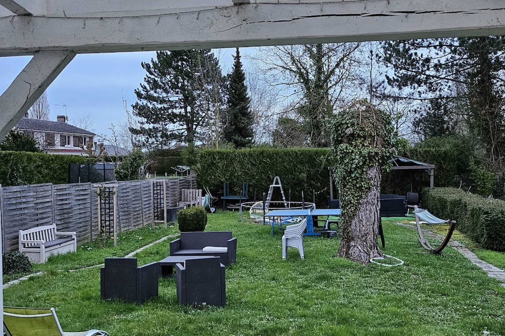 Senlis House | Homerez - Nice house for 7 ppl. with garden, terrace and balcony at Senlis
