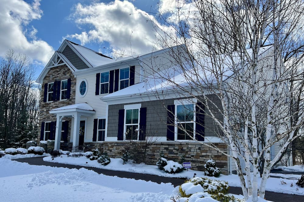 Orchard Park House | BUFFALO SUBURB ESTATE to witness "ONCE IN A LIFETIME SOLOR ECLIPSE OF THE SUN"