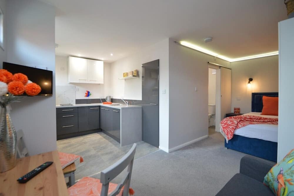 Claypole Apartment | Studio Open plan double studio Suitable for 1 or 2 adults.