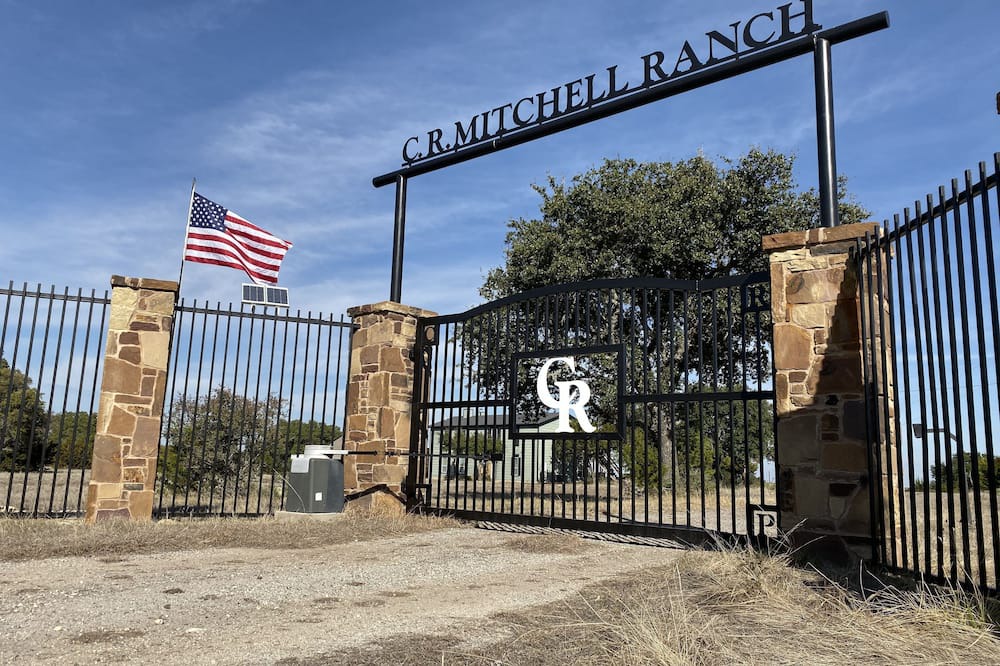 Telegraph House | Exclusive 500 Acre High Fenced Ranch, Awesome Big Sky Views, Total Eclipse
