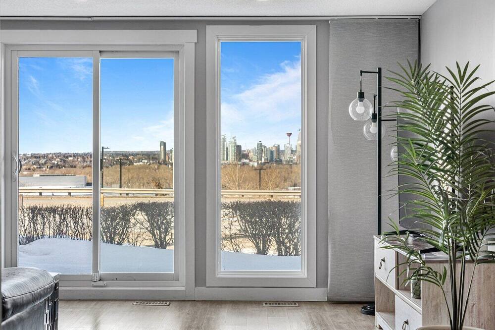 Radisson Heights - Albert Park Apartment | Walk-Out with City Views 2BR + Parking