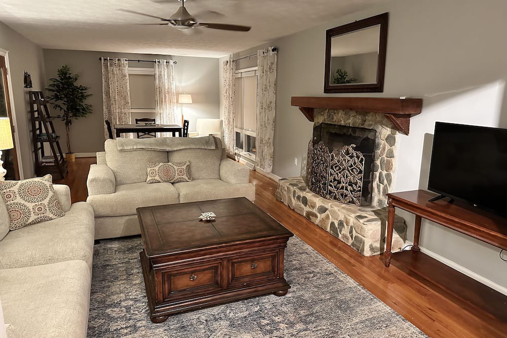 Clemson House | Spacious Comfort Near Clemson Campus - Your Ideal Getaway for Any Occasion!