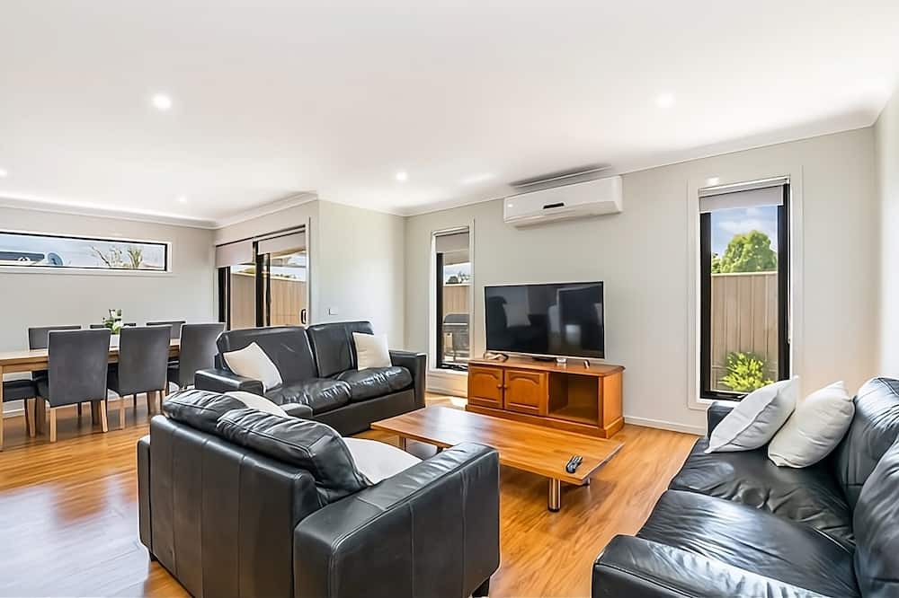 Jackass Flat House | A Home in Averys Ideal for a Group or a Family