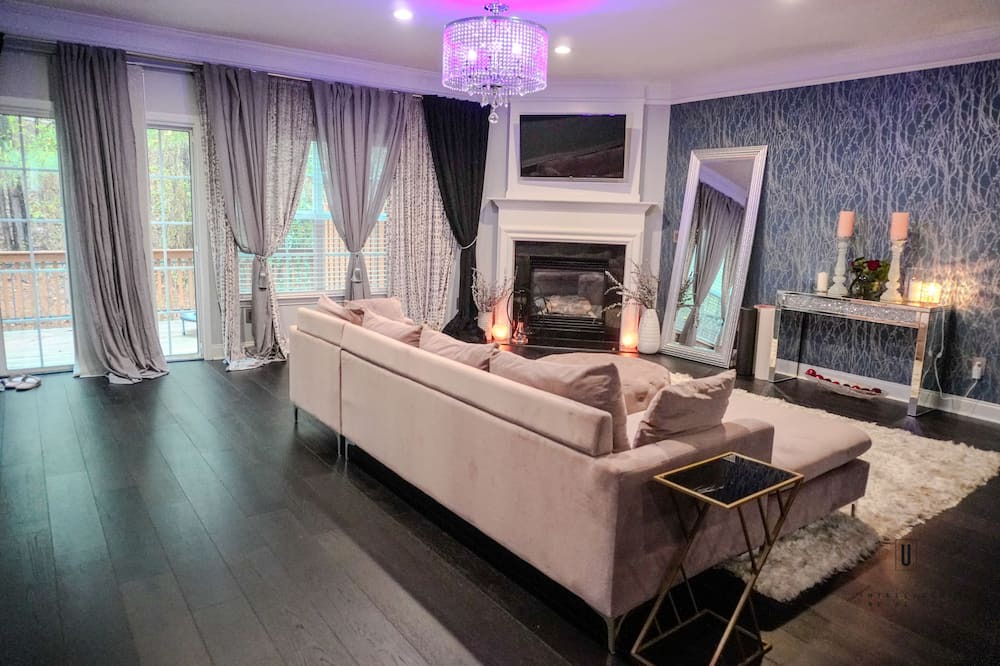 Sandy Springs House | Sandy Springs/Truist. 2 Kings. Gated. 11 miles to Lenox. 6 miles to Perimeter.