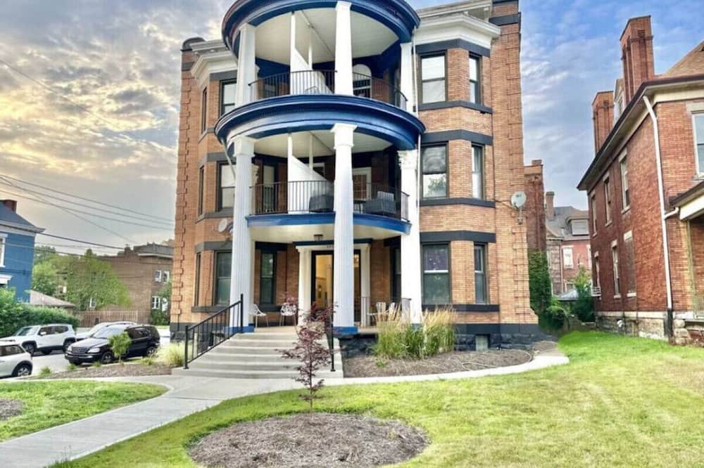 Bloomfield Apartment | Luxe Bloomfield Penthouse | Central | Free Parking