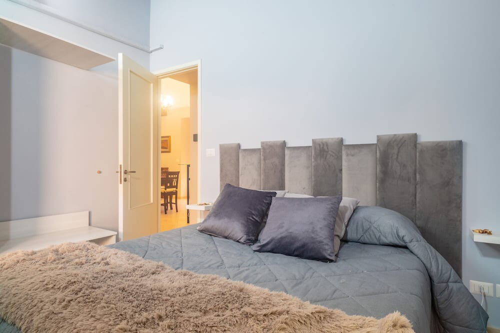 Belpasso House | Holiday Home 'Le 100 Sculture Apartment' with Mountain View, Wi-Fi and Air Conditioning