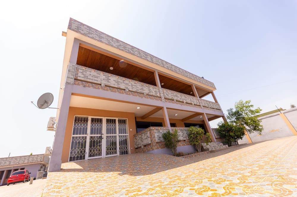 Tesano Villa | 15 minutes from the airport. very spacious and serene environment.