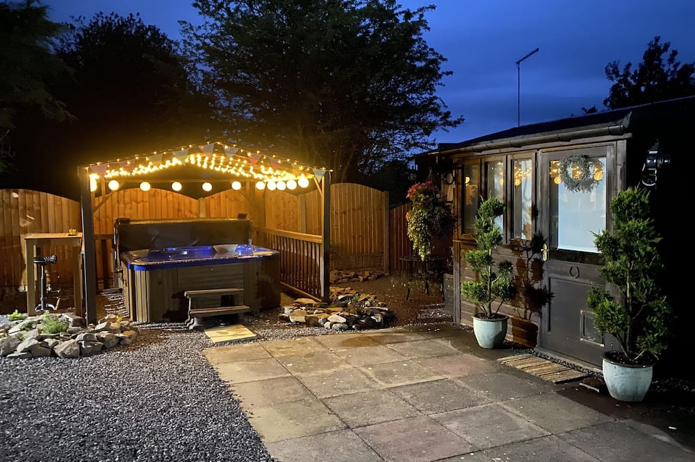 Bridgnorth Cottage | Little Orchard Stables is a Hot Tub getaway in beautiful Shropshire countryside