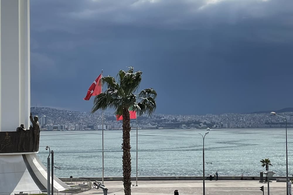 Karsiyaka Condo | Sea view and central