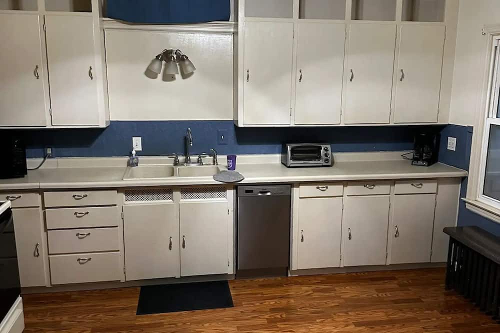 Dodge Apartment | 2 bedrooms, 1 bathroom, full kitchen, full laundry, walk-in pantry