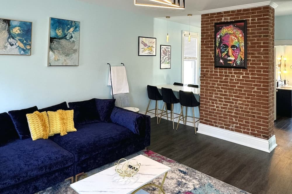 Highlands House | Brand new! Walk to all! +12 mins from Derby