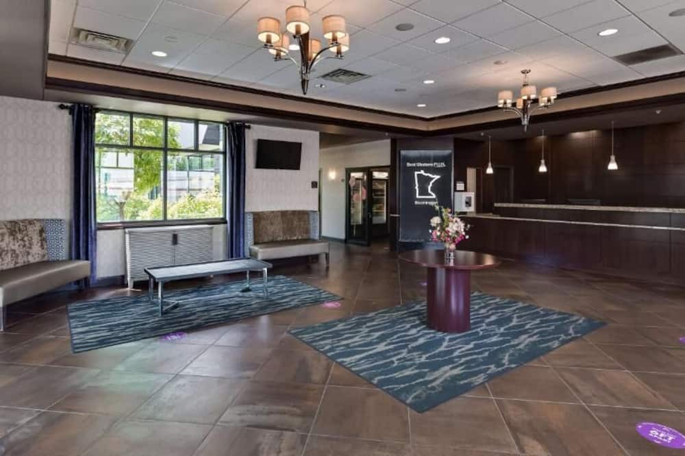 South Loop House | Shop, Play & Relax: Ideal Stay with On-Site Water Park & Dining