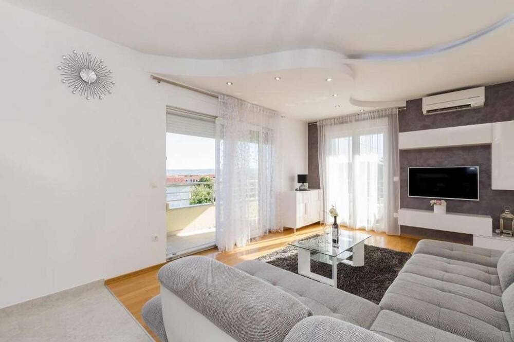 Kastela Apartment | Two bedroom apartment with balcony and sea view Kaštel Lukšić, Kaštela (A-22141-a)