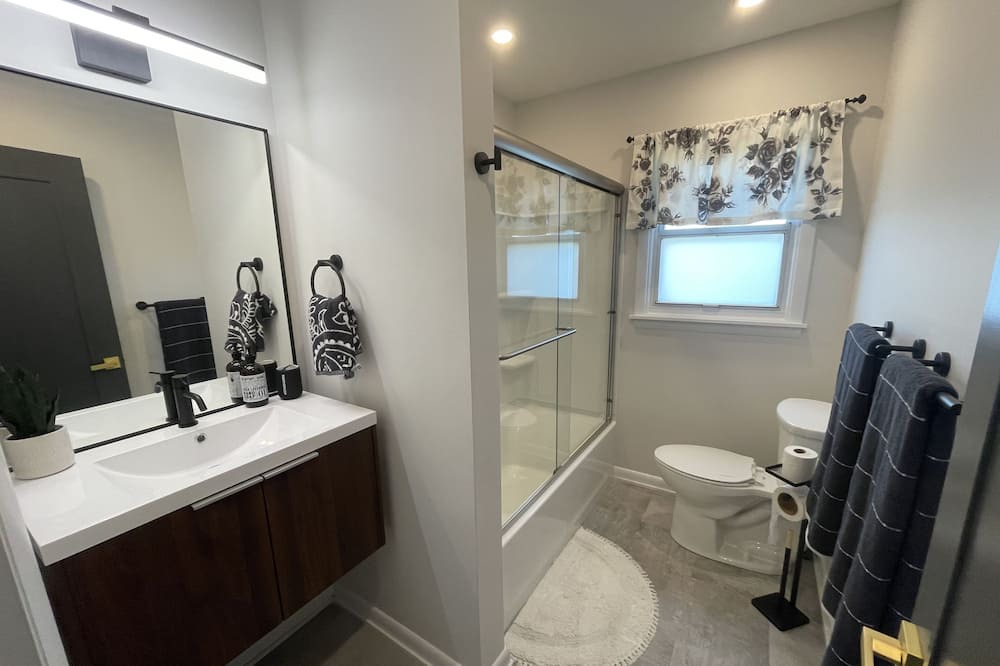 East Syracuse House | Private Home in the heart of East Syracuse