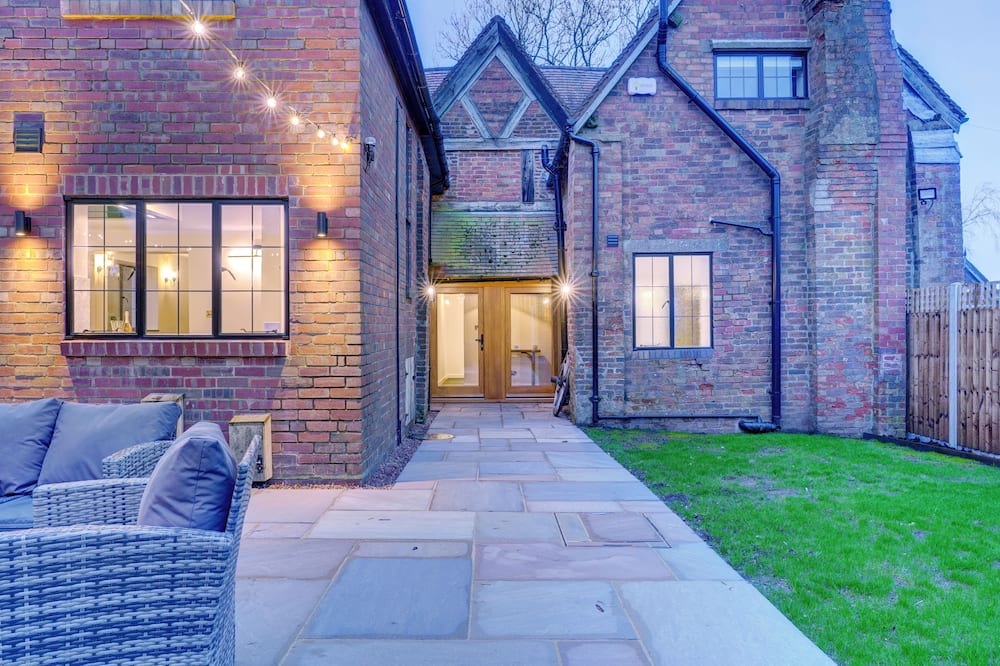 Cleedownton Cottage | Fairview Cottage - Luxury English Country Cottage with Hot Tub & Pizza Oven