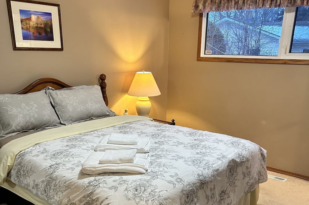 Regina House | Cozy 3 Bedrooms house, family-friendly. Close to UofR, Ring Rd, Sask Polytech.