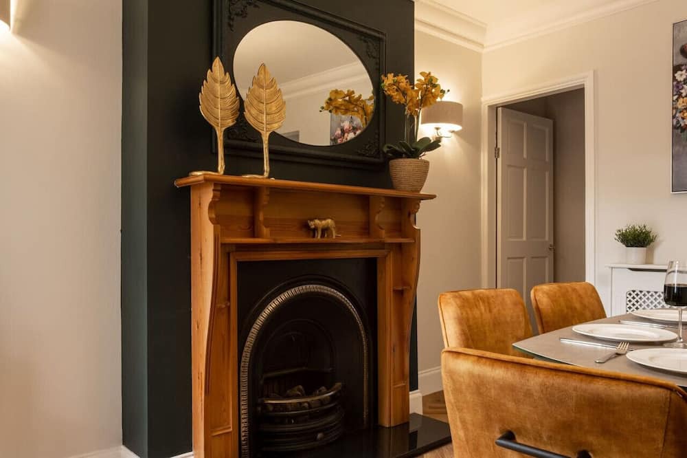 Coalville House | Ellistown Retreat - Stunning home with garden & private parking