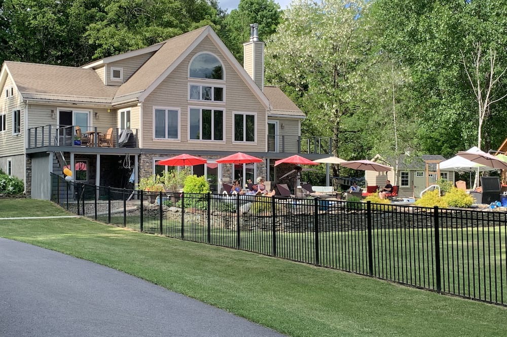 Greenfield Center House | Belmont ready! Large post and beam, minutes to downtown and track. Lots of room!