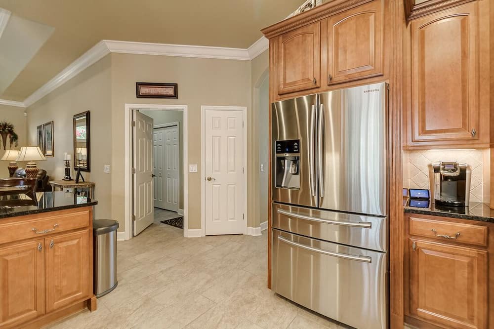 Lakeland House | Beautiful 4/2 bath, 2600 sq ft home in gated subdivision. pool and hot tub