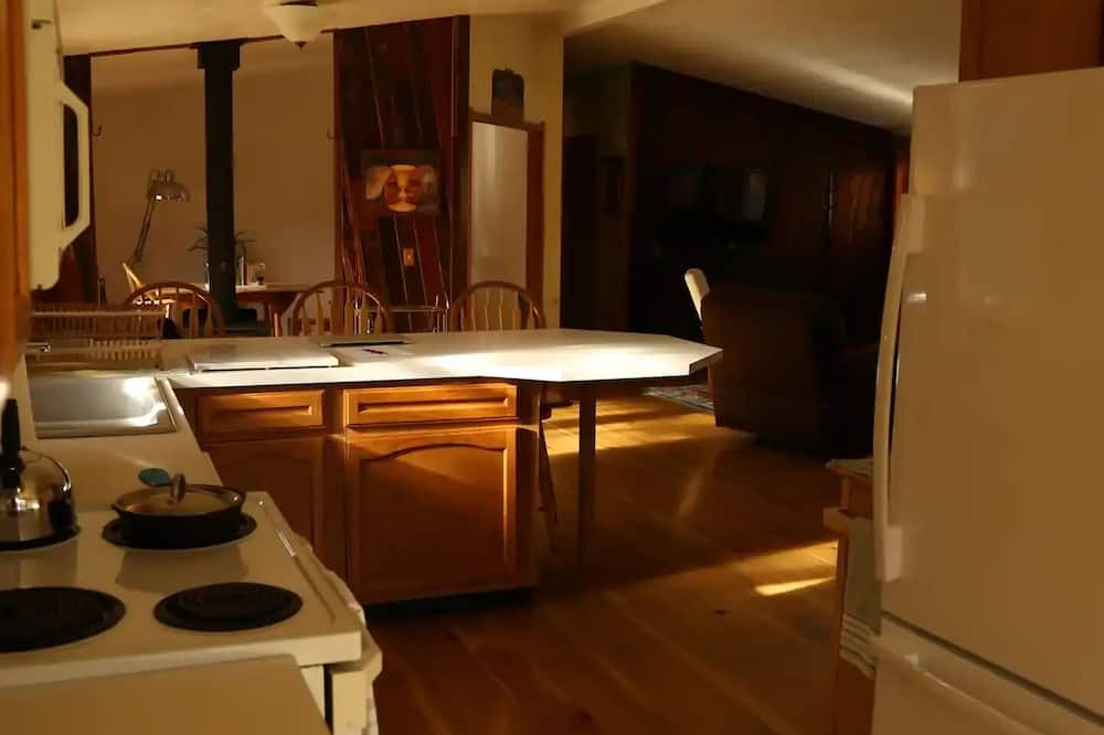 Philomath House | Oregon Country Setting close to town. Large covered Decks!
