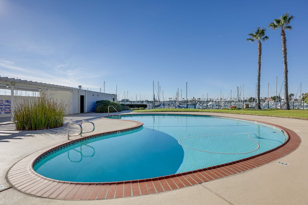 Hollywood Condo | Oxnard Condo w/ Community Pool + View of Marina!