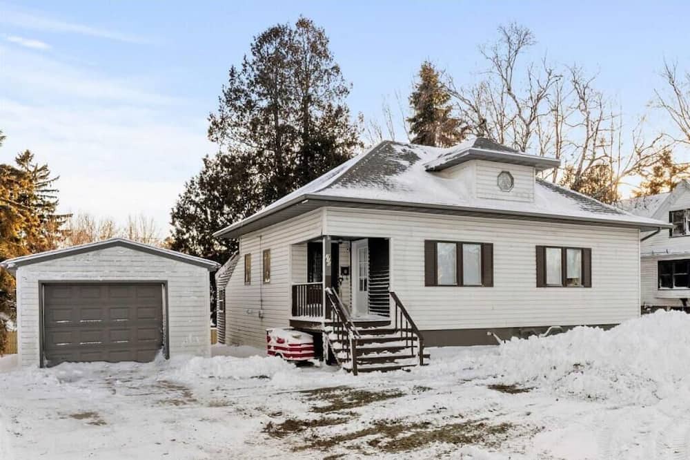 Kewaunee House | Comfortable family home,1/2 mile from Lake Michigan. Large yard, lower ensuite