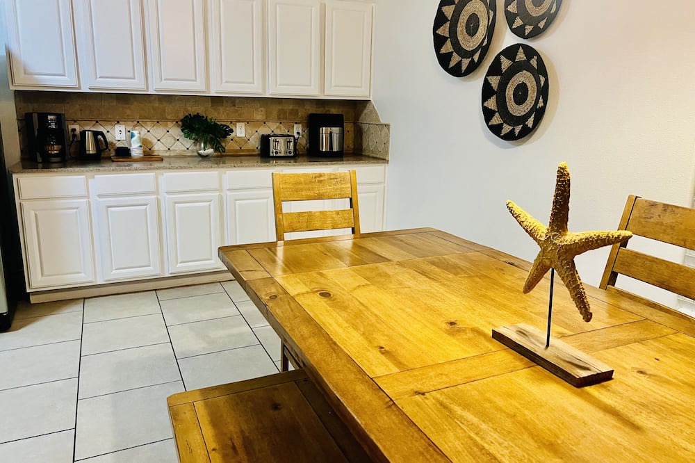 Corpus Christi House | Breezeway Upscale 3 Bedroom Close to Beach Townhouse with Garage/Pool sleeps 8