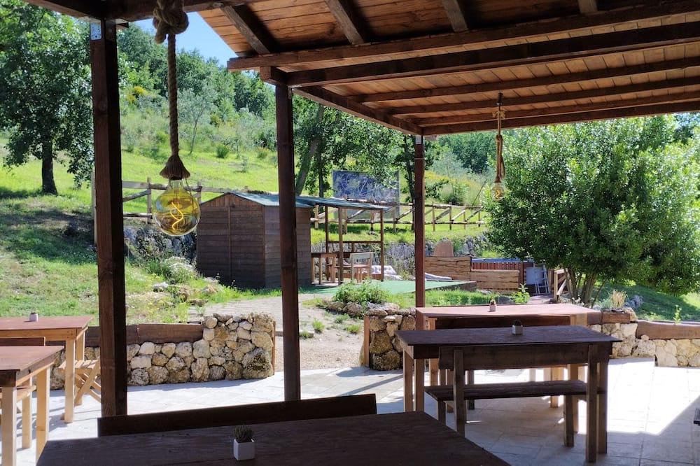 Arpino House | 12 m2 tent equipped with a comfortable French double bed, with an internal space to relax in. The ex