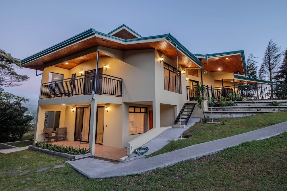 Sierra House | Modern and Spacious near Monteverde Reserves, Zip Lines, Waterfalls & Wildlife!