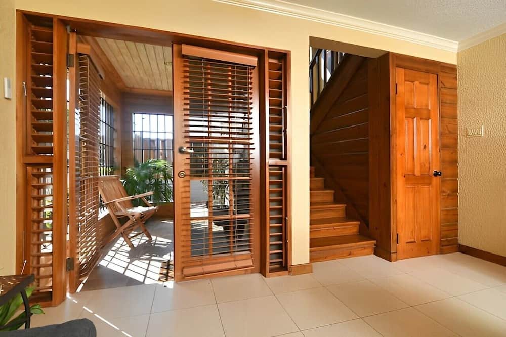 Mona Cabin | Tranquil Romantic Retreat in Kingston