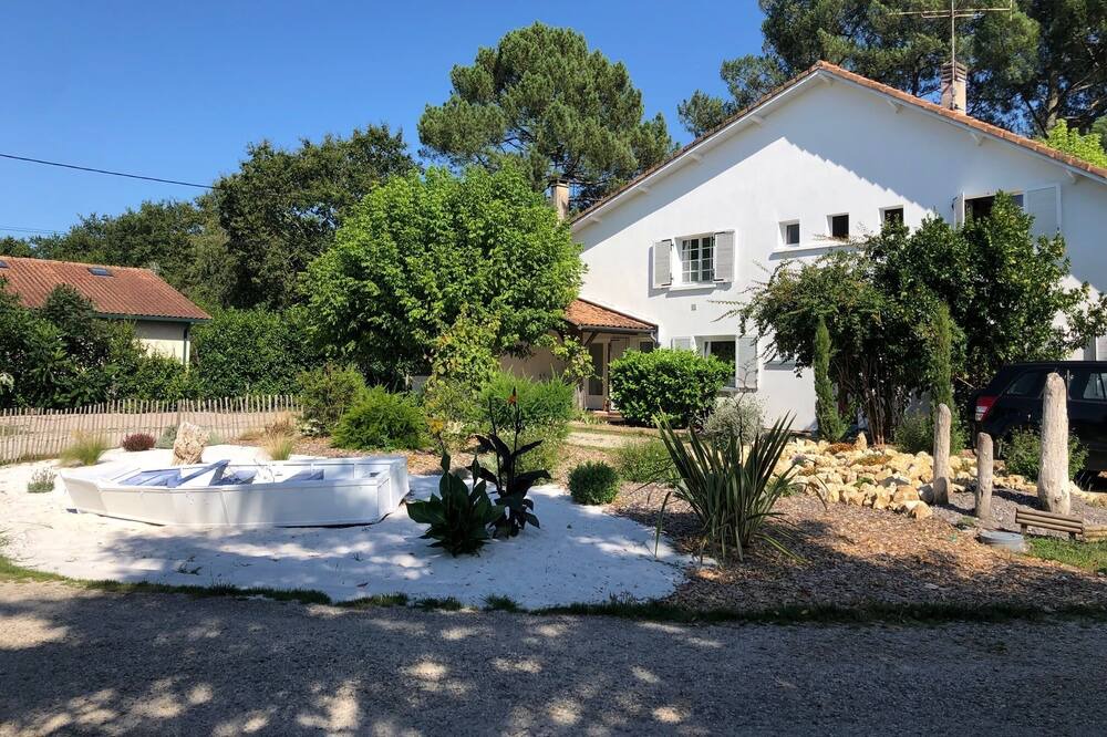 Saint-Morillon House | Vacation Home "Gite D'ici Et D'Ailleurs" with Shared Heated Pool, Private Terrace & Wi-Fi