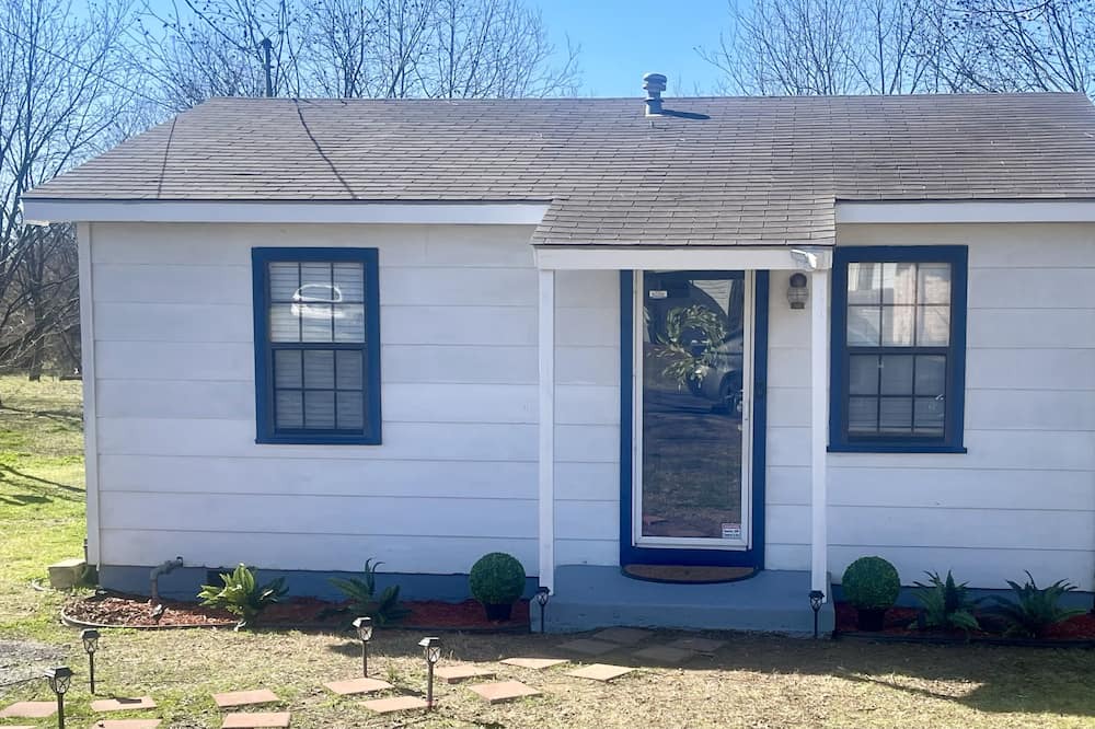 Durant Cottage | A Cozy Cottage in Durant, Oklahoma. Comfortable, clean & conveniently located!