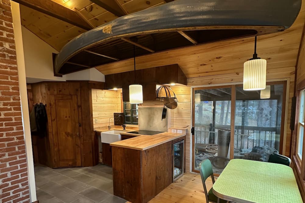 Rindge Cottage | Waterfront 2-bedroom Lake House in Rindge